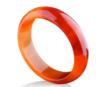 <b>黄龙玉手镯的价格贵吗</b>